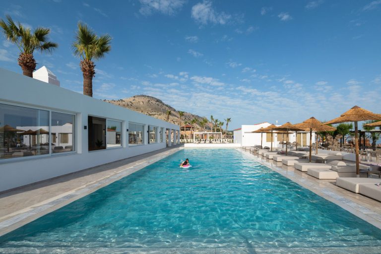 Η πισίνα με θέα στον λόφο - Sun Beach Lindos